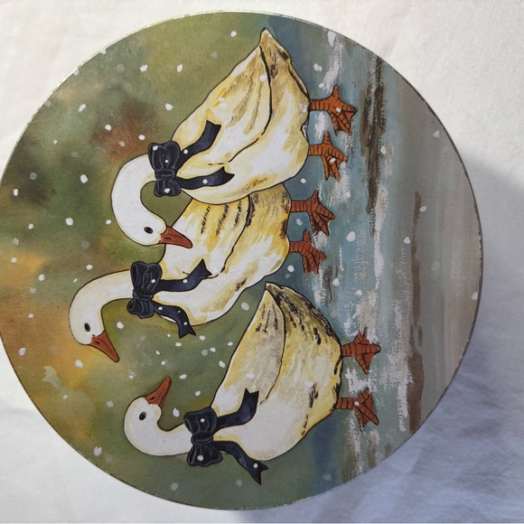Iconic Vintage 1980s Winter Geese Collectable Round Tin | Cottagecore Farmhouse - Picture 3 of 12